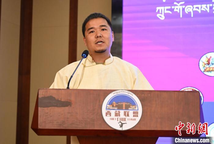 圖為西藏街舞聯(lián)盟常務(wù)副主任朗卡旺青致辭?！≮w朗 攝