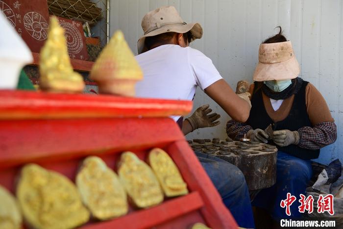 圖為6月14日，拉薩的手工藝人制作“擦擦”。 <a target='_blank' ><p  align=