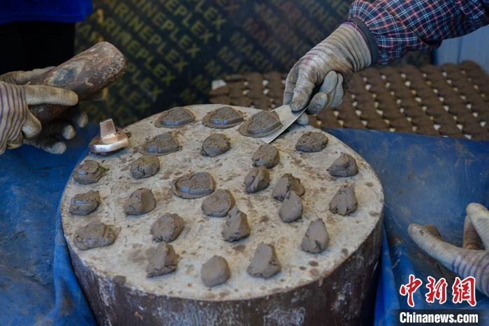 6月14日，拉薩的手工藝人制作“擦擦”。 <a target='_blank' ><p  align=