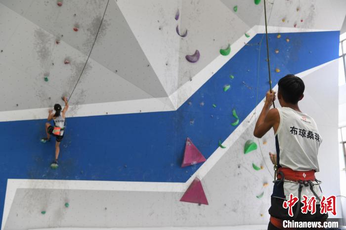 圖為西藏登山體驗健身訓(xùn)練館內(nèi)登山隊員在體驗攀巖項目?！∝暩聛硭?攝