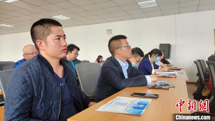 圖為培訓(xùn)會現(xiàn)場?！∝暽＠?攝