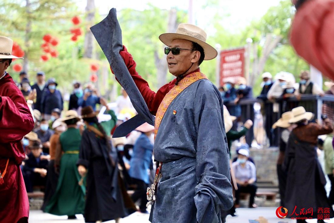 拉薩市民在宗角祿康公園跳鍋莊舞。人民網(wǎng) 次仁羅布攝