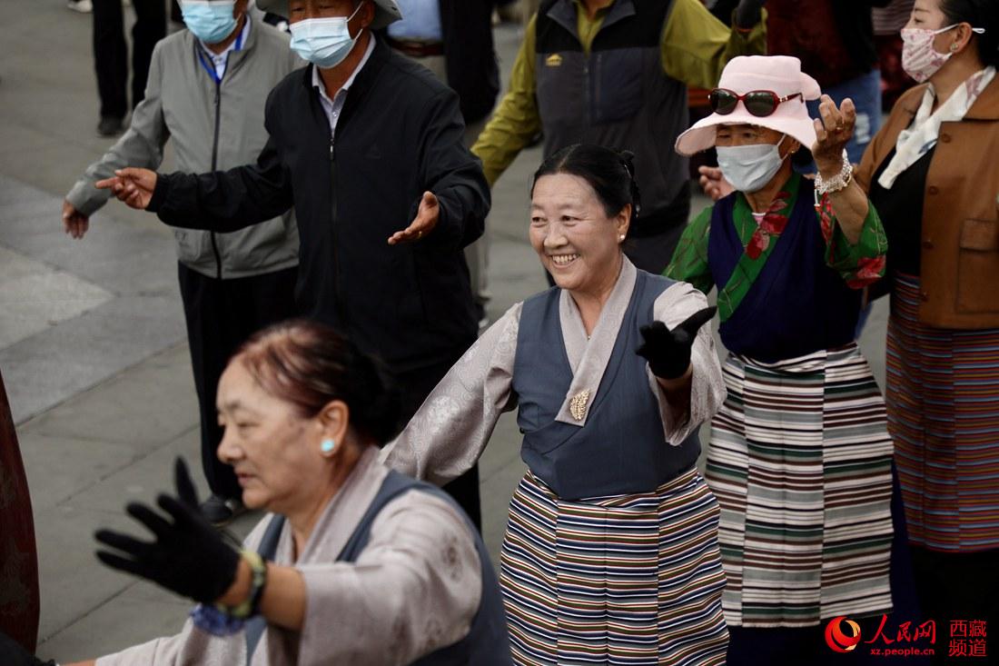 拉薩市民在宗角祿康公園跳鍋莊舞。人民網(wǎng) 次仁羅布攝