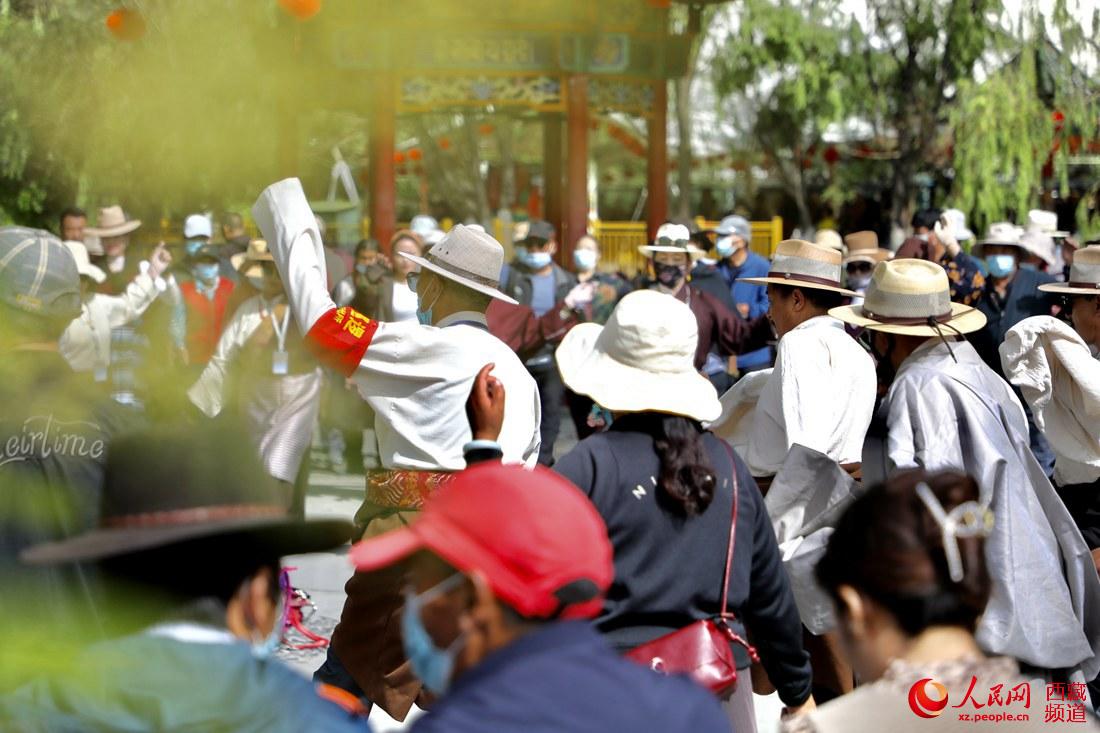拉薩市民在宗角祿康公園跳鍋莊舞。人民網(wǎng) 次仁羅布攝