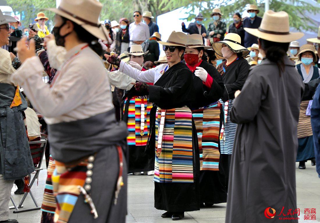 拉薩市民在宗角祿康公園跳鍋莊舞。人民網(wǎng) 次仁羅布攝