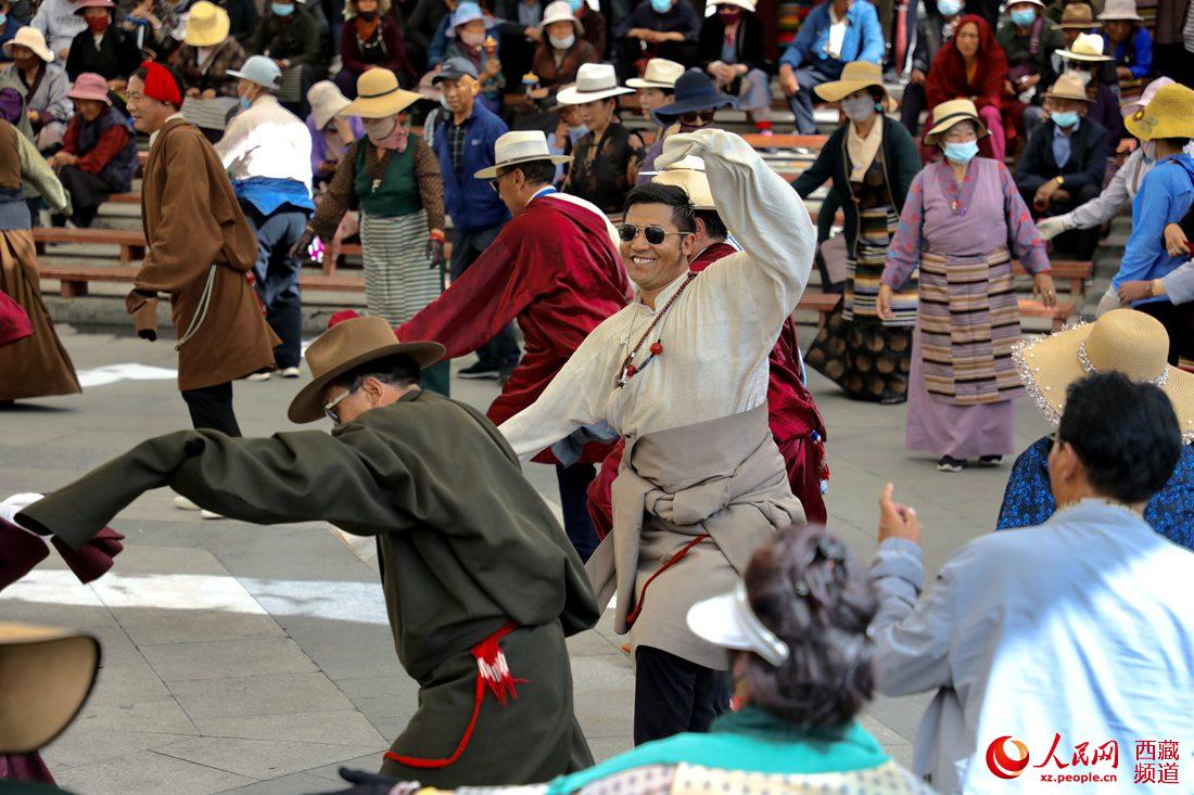 拉薩市民在宗角祿康公園跳鍋莊舞。人民網(wǎng) 次仁羅布攝
