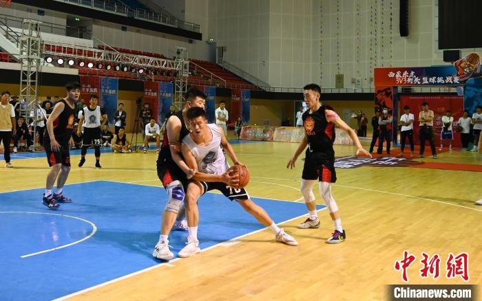 圖為西藏美康隊(duì)(白色球衣)對(duì)決雪域兄弟隊(duì)?！≮w朗 攝