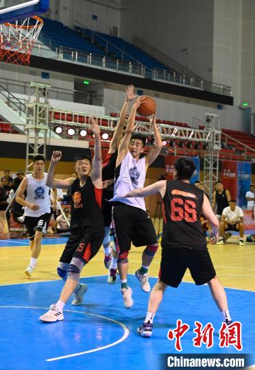 圖為西藏美康隊(白色球衣)對決雪域兄弟隊?！≮w朗 攝