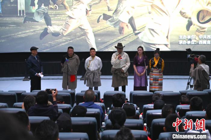 圖為主創(chuàng)人員分享譯制過程?！≮w朗 攝