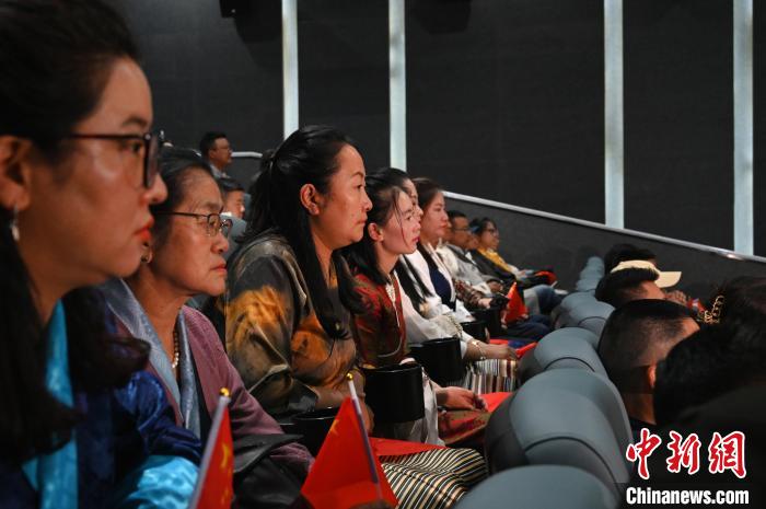 圖為觀眾觀看影片?！≮w朗 攝