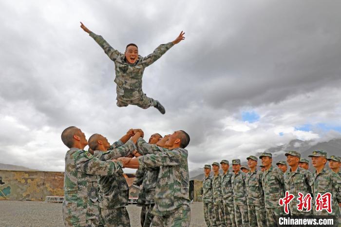 新兵進(jìn)行“空中燕子飛”?！⊥貔i程 攝