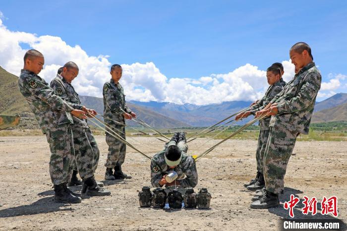 圖為荊棘排雷訓(xùn)練。　王志偉 攝