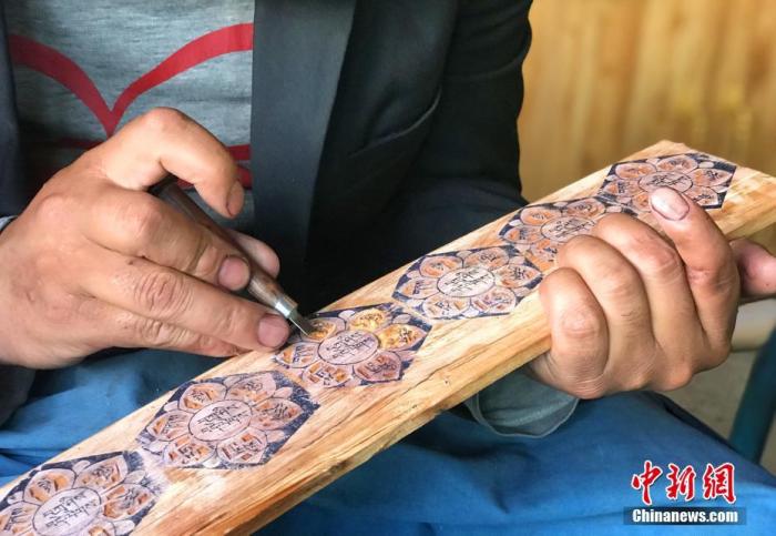 圖為7月14日，普松雕刻技藝傳承人嘎瑪曲扎正在家中進(jìn)行創(chuàng)作。 <a target='_blank' ><p  align=