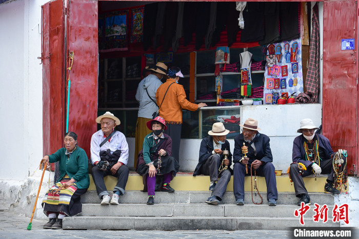 7月24日，轉(zhuǎn)經(jīng)老人在拉薩八廓街上休息。 <a target='_blank' ><p  align=