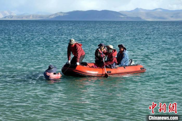 科考隊(duì)員乘充氣快艇考察扎日南木錯(cuò)歸來?！?lt;a target='_blank' ><p  align=