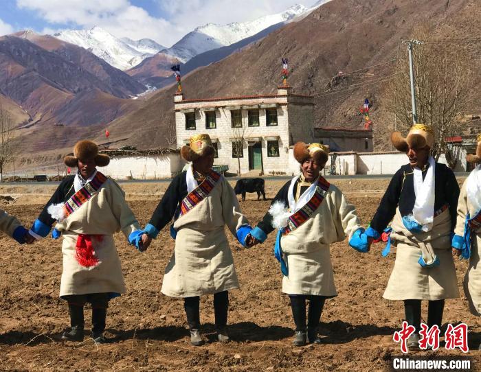 2021年3月，拉薩市德慶村村民在春耕儀式上表演傳統(tǒng)歌舞?！∪轿木?攝