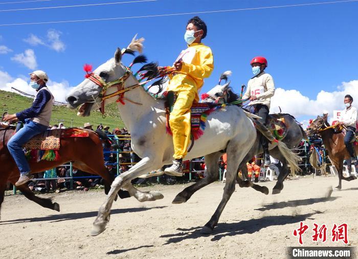 圖為打隆物交會期間舉辦的賽馬活動?！∪轿木?攝