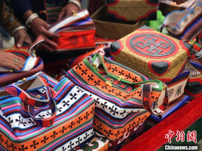 圖為打隆物交會上售賣的民族手工藝品?！∪轿木?攝