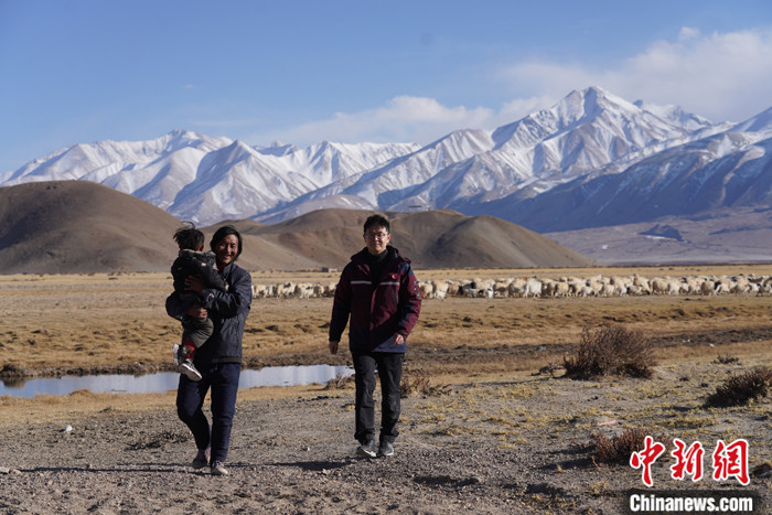 資料圖為4月29日，王克明在西藏自治區(qū)阿里地區(qū)噶爾縣義診。 <a target='_blank' ><p  align=