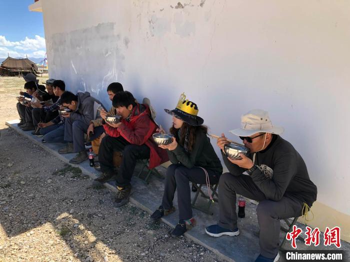 科考隊員在高原湖泊岸邊進餐?！?lt;a target='_blank' ><p  align=