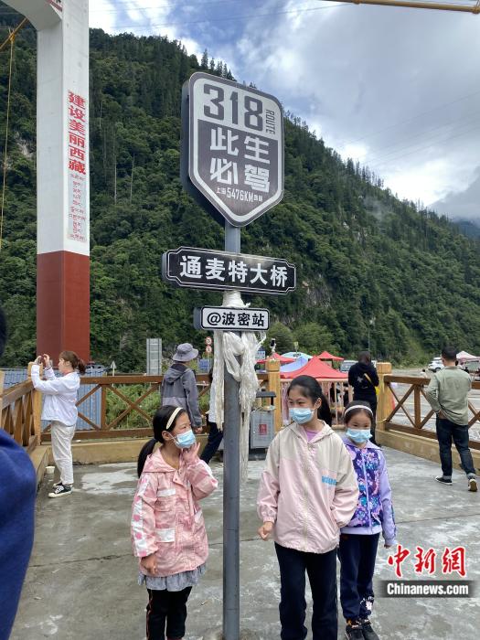 游人在通麥特大橋拍照打卡。彭寧鈴 攝