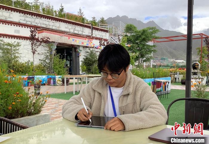 “Z世代”旦真旺加認(rèn)為，拉薩是一座開放與包容的城市，記憶中的拉薩是彩色的。2021年，旦真旺加從浙江大學(xué)漢語言文學(xué)專業(yè)畢業(yè)后，他選擇回到拉薩，成為一名漢語文實(shí)習(xí)助教。圖為8月4日，旦真旺加在課間陪學(xué)生玩耍。 <a target='_blank' ><p  align=