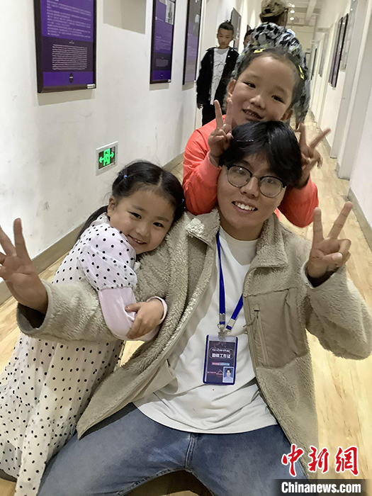 “Z世代”旦真旺加認(rèn)為，拉薩是一座開放與包容的城市，記憶中的拉薩是彩色的。2021年，旦真旺加從浙江大學(xué)漢語言文學(xué)專業(yè)畢業(yè)后，他選擇回到拉薩，成為一名漢語文實(shí)習(xí)助教。圖為8月4日，旦真旺加在課間陪學(xué)生玩耍。 <a target='_blank' ><p  align=