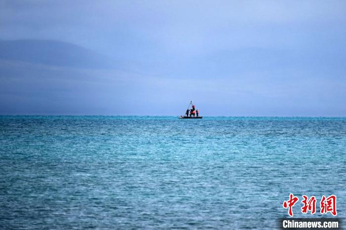 從岸邊營(yíng)地以長(zhǎng)焦鏡頭遠(yuǎn)眺，科考隊(duì)員在巴木錯(cuò)作業(yè)?！?lt;a target='_blank' ><p  align=