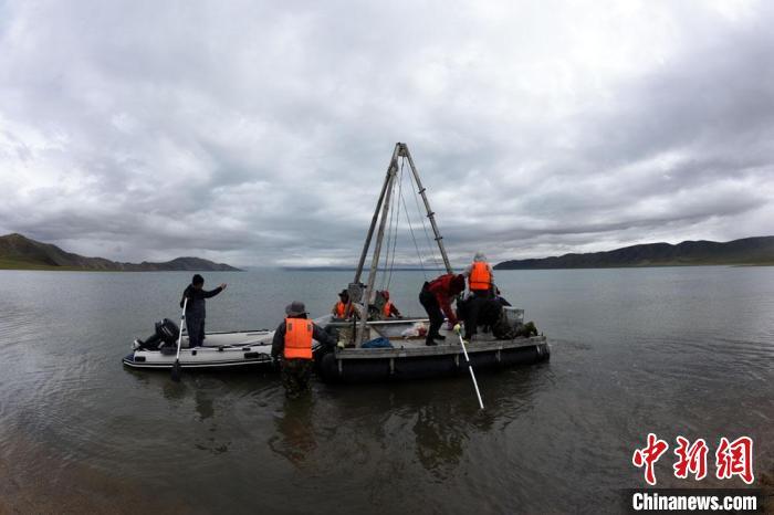 科考隊(duì)員向巴木錯(cuò)湖心進(jìn)發(fā)?！?lt;a target='_blank' ><p  align=