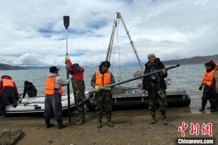 科考隊(duì)員從巴木錯(cuò)采樣歸來(lái)。　<a target='_blank' ><p  align=