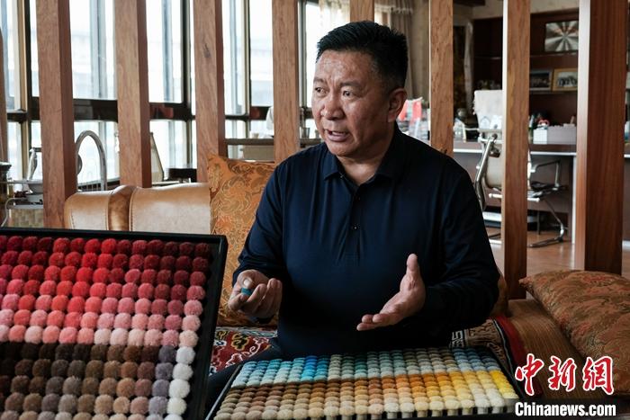 圖為8月4日，次旦展示自己的藏毯標準“色卡”。 <a target='_blank' ><p  align=