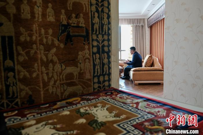 8月4日，次旦在拉薩的公司里懸掛展示的精美藏毯。 <a target='_blank' ><p  align=