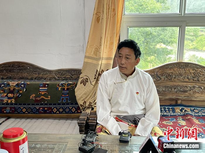 巴卡村黨支部書(shū)記、村委會(huì)主任尼瑪次仁。周璟 攝