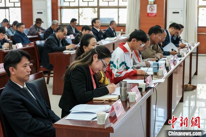 圖為8月10日座談會現(xiàn)場，左一為歸國定居藏胞晉美次旦?！〗w波 攝