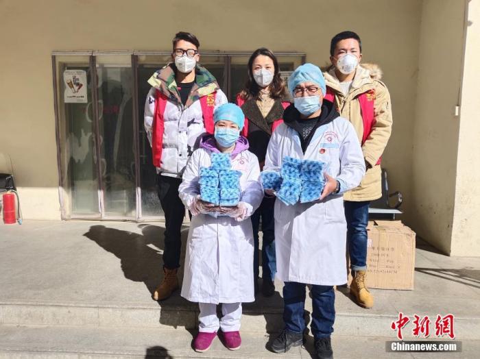 圖后排中間為萍措。(資料圖片) <a target='_blank' ><p  align=