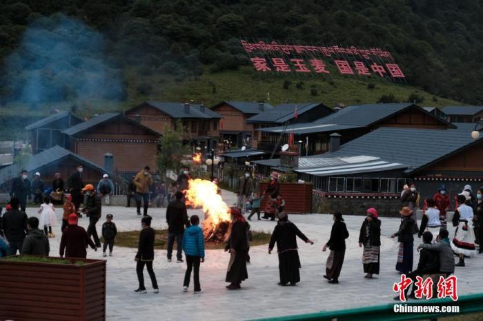 圖為8月5日，玉麥鄉(xiāng)民眾在鄉(xiāng)里跳鍋莊舞，從前的“三人鄉(xiāng)”熱鬧起來(lái)了。 <a target='_blank' ></p><p  align=