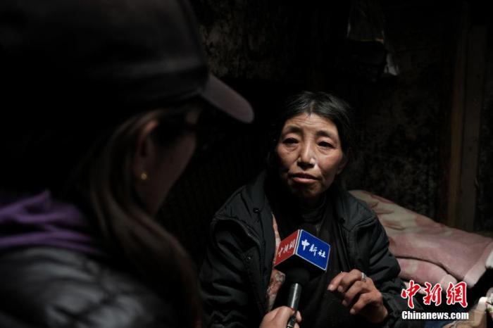 圖為8月6日，卓嘎在牧場(chǎng)小屋內(nèi)接受<a target='_blank' ></p><p  align=