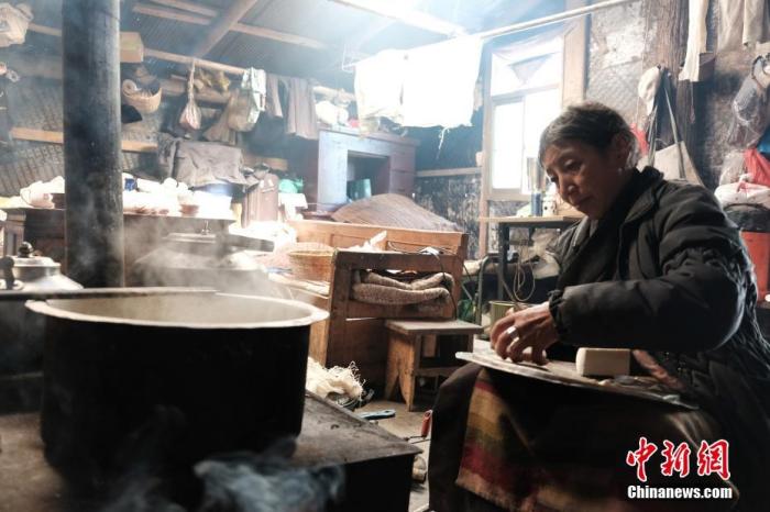 圖為8月6日，60歲的卓嘎在玉麥鄉(xiāng)牧場(chǎng)放牧點(diǎn)制作奶渣。 <a target='_blank' ></p><p  align=