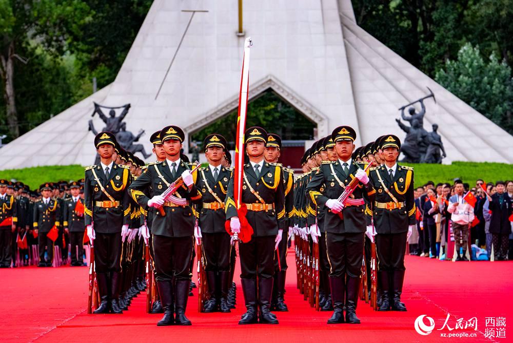 8月19日10時(shí)，慶祝西藏和平解放70周年大會(huì)在拉薩市布達(dá)拉宮廣場(chǎng)隆重舉行。這是大會(huì)舉行升旗儀式。徐馭堯 攝