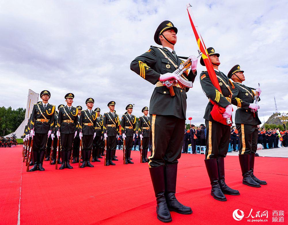 8月19日10時(shí)，慶祝西藏和平解放70周年大會(huì)在拉薩市布達(dá)拉宮廣場(chǎng)隆重舉行。這是大會(huì)舉行升旗儀式。徐馭堯 攝