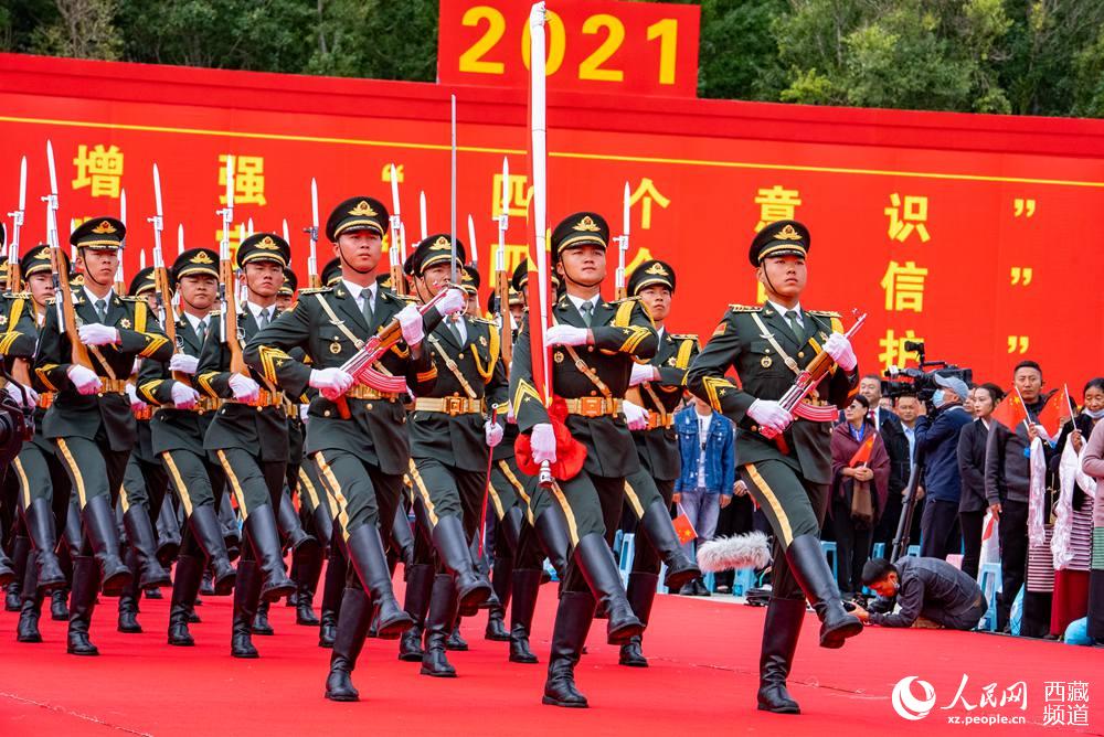 8月19日10時(shí)，慶祝西藏和平解放70周年大會(huì)在拉薩市布達(dá)拉宮廣場(chǎng)隆重舉行。這是大會(huì)舉行升旗儀式。徐馭堯 攝