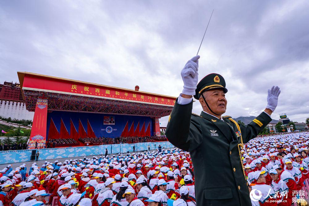 8月19日10時(shí)，慶祝西藏和平解放70周年大會(huì)在拉薩市布達(dá)拉宮廣場(chǎng)隆重舉行。徐馭堯 攝