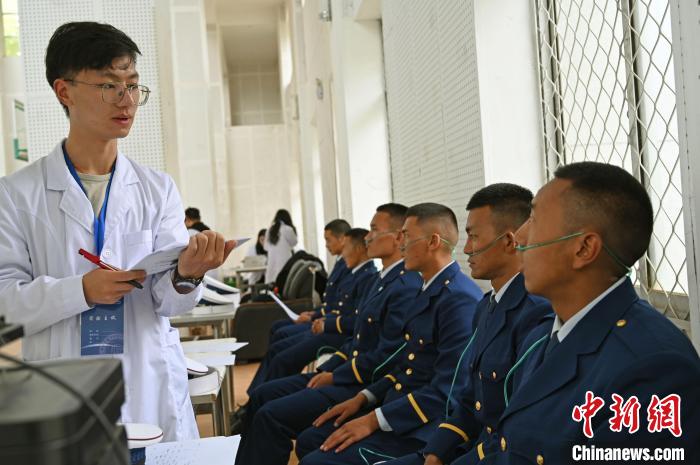 圖為研究團隊成員登記消防員信息。　趙朗 攝