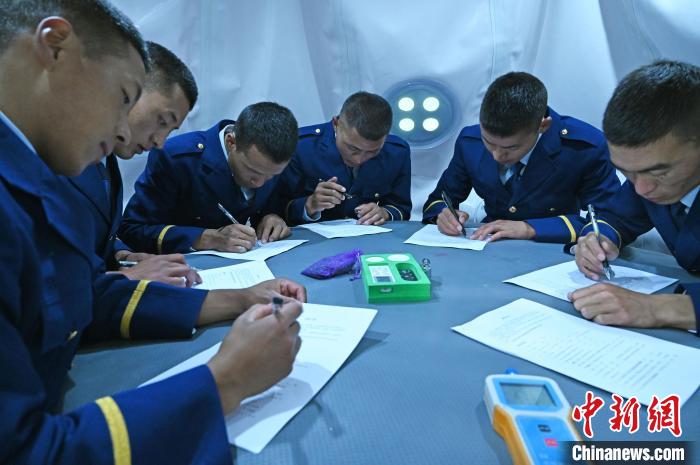 圖為消防員在高壓氧艙內(nèi)填寫問卷?！≮w朗 攝