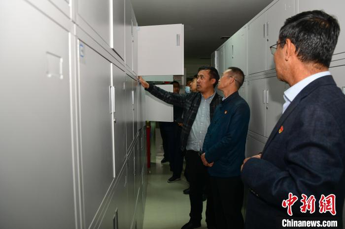 圖為參加西藏三大重點文物保護(hù)維修工程檔案移交進(jìn)館儀式人員參觀拉薩市檔案館?！∝暩聛硭?攝