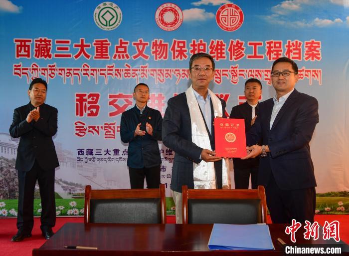 圖為西藏三大重點文物保護(hù)維修工程檔案移交進(jìn)館儀式現(xiàn)場?！∝暩聛硭?攝