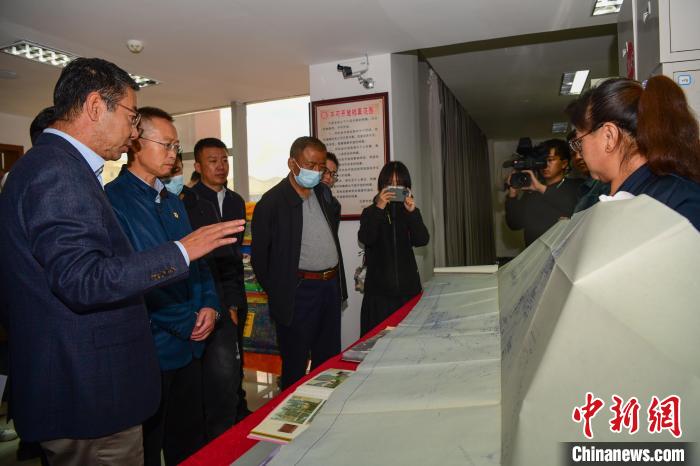 圖為參加西藏三大重點文物保護(hù)維修工程檔案移交進(jìn)館儀式人員參觀布達(dá)拉宮手繪圖紙?！∝暩聛硭?攝