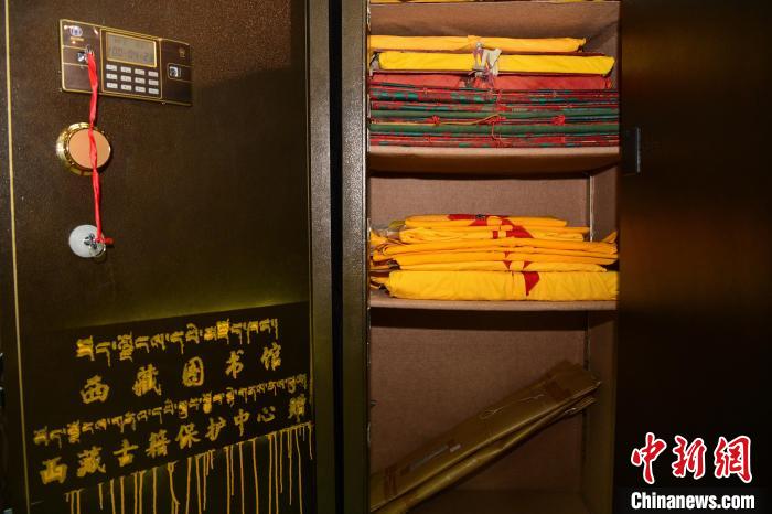 圖為拉薩市檔案館里收藏的藏文古籍?！∝暩聛硭?攝