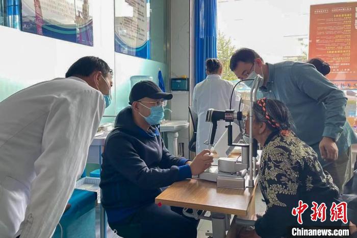 圖為9月10日，專家在日喀則藏康醫(yī)院開展義診活動。　梁雅琪 攝