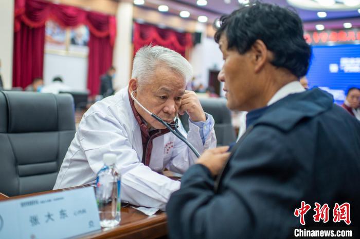 圖為專家團隊在日喀則市開展義診活動?！〉┰雠?攝